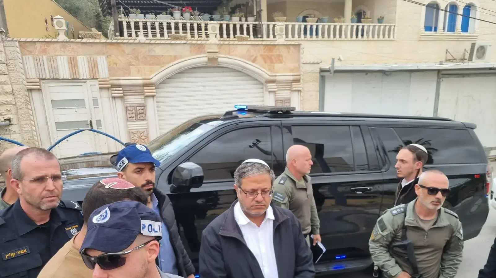 השר לביטחון לאומי, איתמר בן גביר מגיע לשכונה הבוערת, ערערה, 10 באפריל 2025 השר לביטחון לאומי, איתמר בן גביר מגיע לשכונה הבוערת, ערערה, 10 באפריל 2025