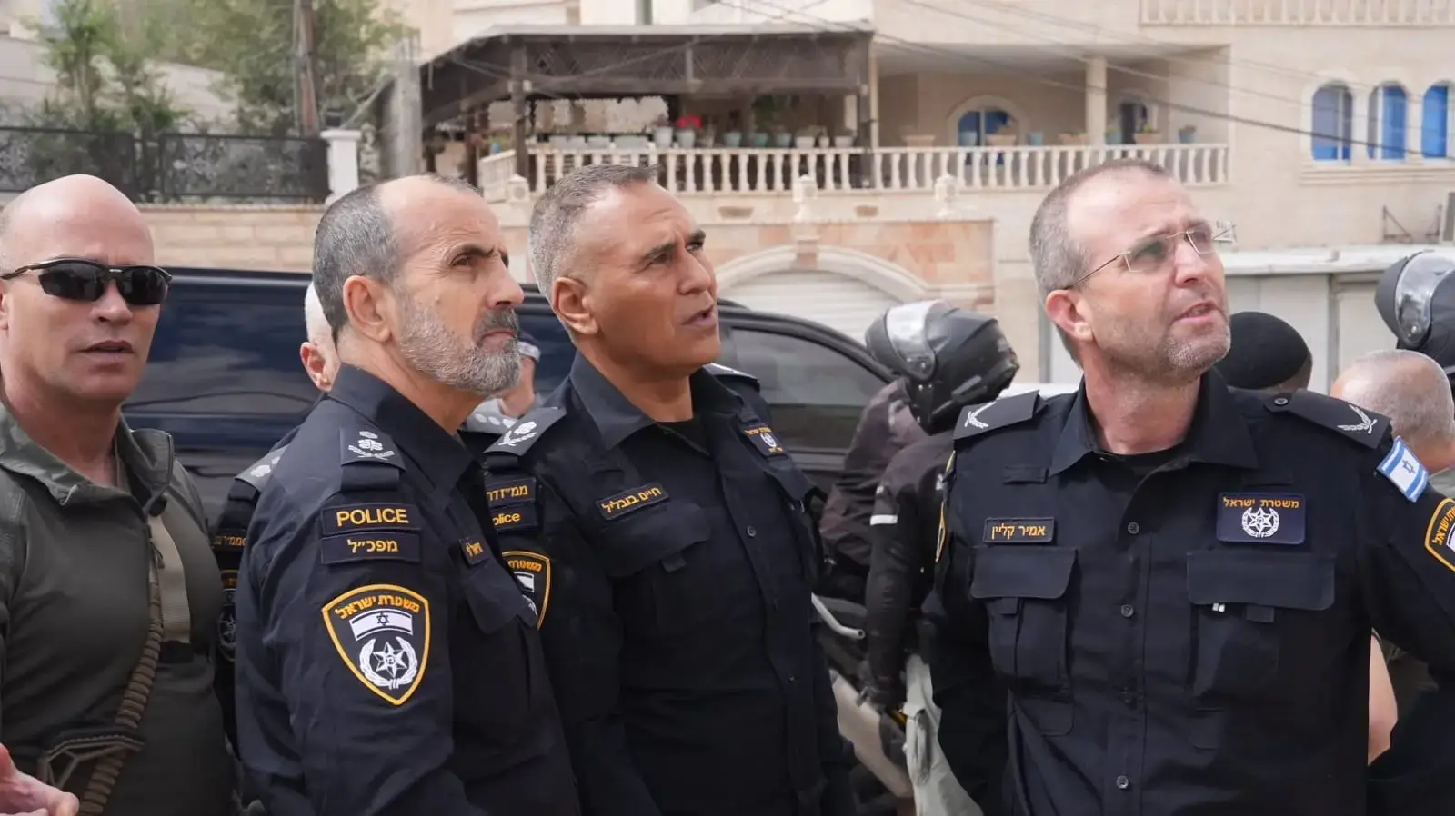 מפקד מחוז הדרום חיים בובליל, המפכ"ל דני לוי, בשכונה הבוערת בערערה, 10 באפריל 2025 מפקד מחוז הדרום חיים בובליל, המפכ"ל דני לוי, בשכונה הבוערת בערערה, 10 באפריל 2025