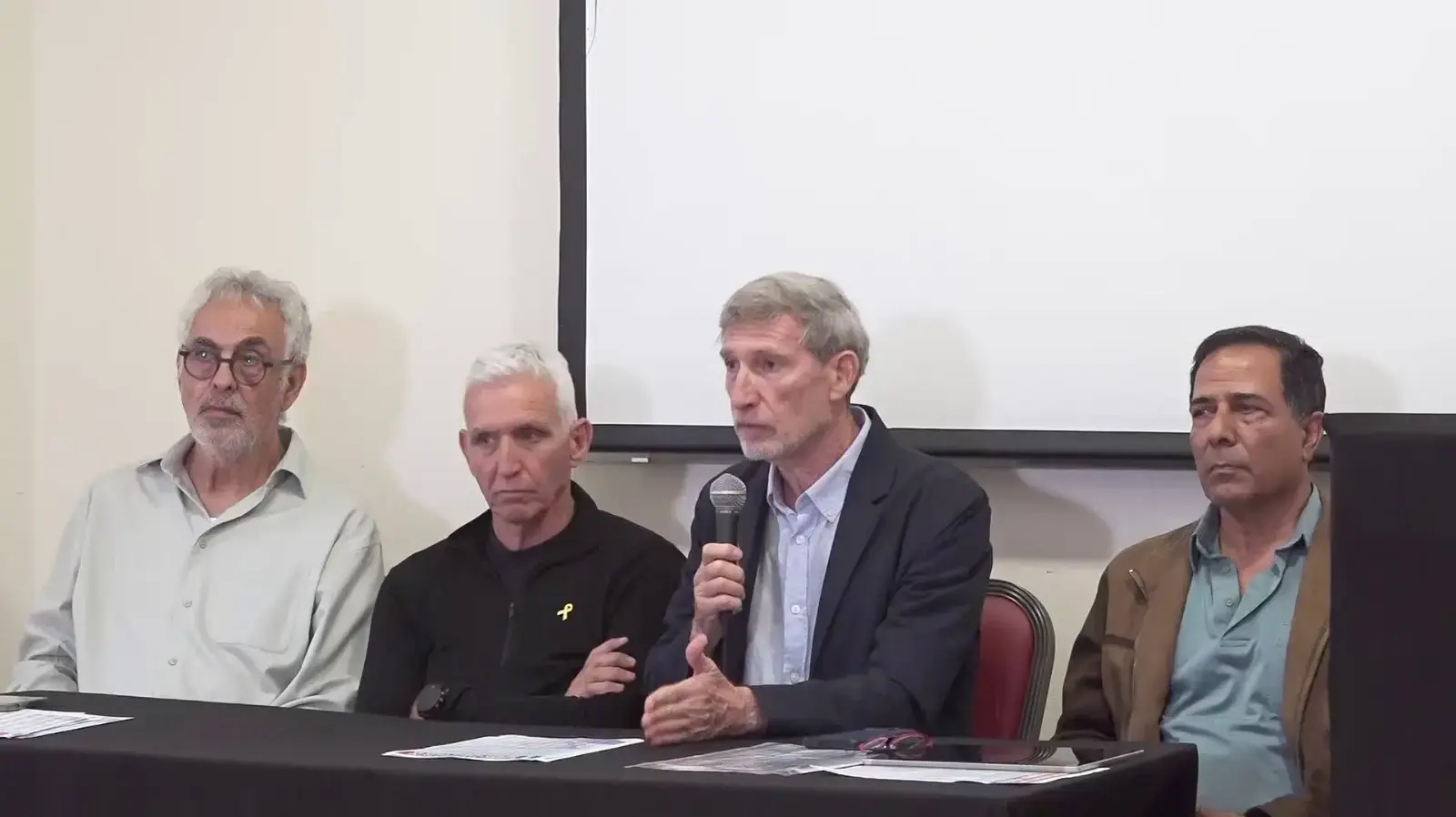 מסע"ת של יוזמי וחותמי מכתב הטייסים, בית ציוני אמריקה בת"א.
בין הנואמים:
גיא פורן
נמרוד שפר
אמנון ברלב
אורי ערד מסע"ת של יוזמי וחותמי מכתב הטייסים, בית ציוני אמריקה בת"א.
בין הנואמים:
גיא פורן
נמרוד שפר
אמנון ברלב
אורי ערד