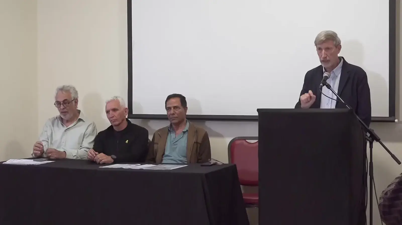 מסע"ת של יוזמי וחותמי מכתב הטייסים, בית ציוני אמריקה בת"א.
בין הנואמים:
גיא פורן
נמרוד שפר
אמנון ברלב
אורי ערד מסע"ת של יוזמי וחותמי מכתב הטייסים, בית ציוני אמריקה בת"א.
בין הנואמים:
גיא פורן
נמרוד שפר
אמנון ברלב
אורי ערד