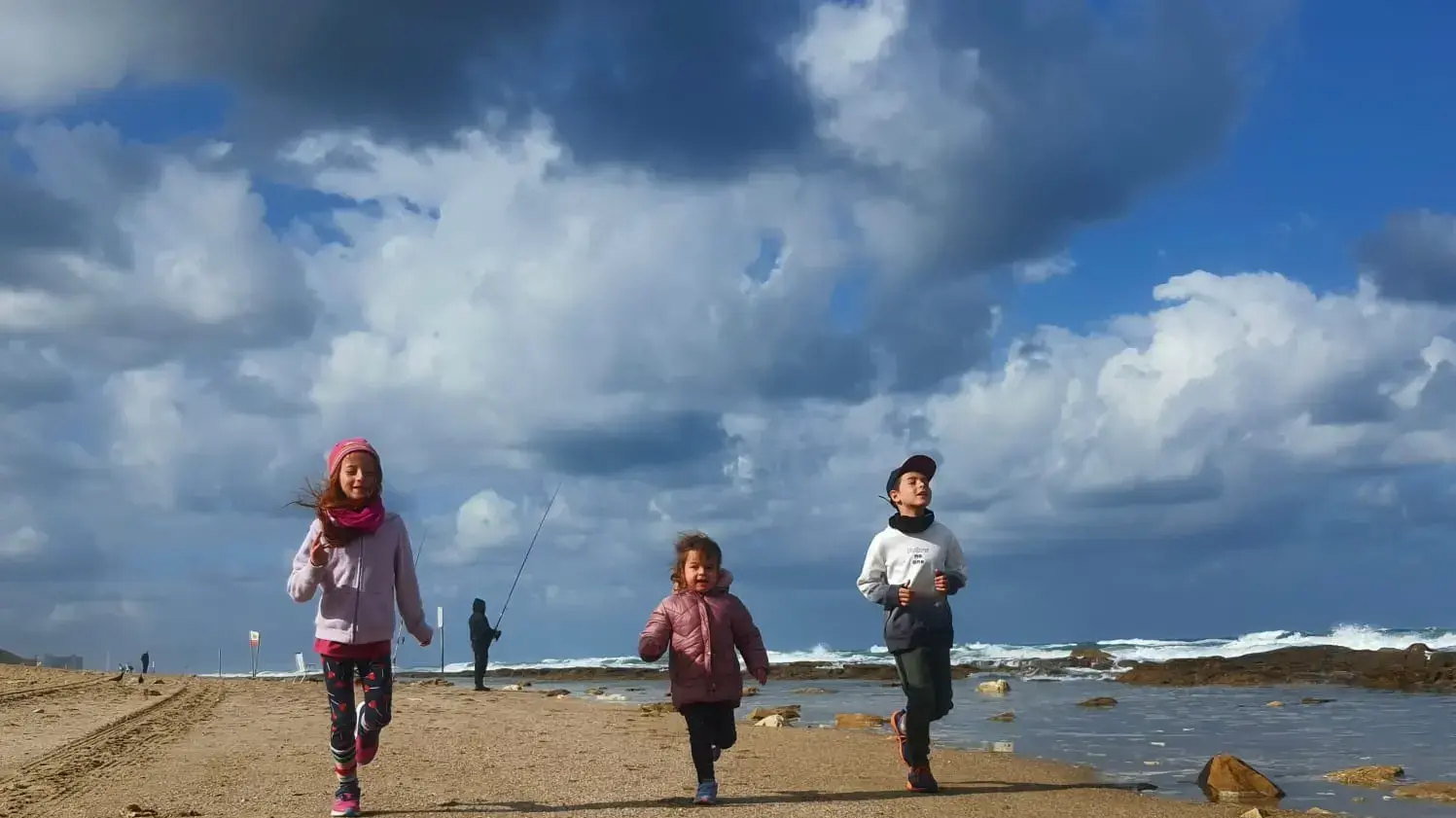 מטיילים בחוף הצוק בתל אביב. 12 באפריל 2025 מטיילים בחוף הצוק בתל אביב. 12 באפריל 2025
