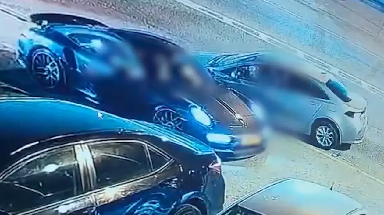 עקב אחרי אשה, התנגש בפורשה שאליה נכנסה ואחר כך היכה וחטף את הנהג