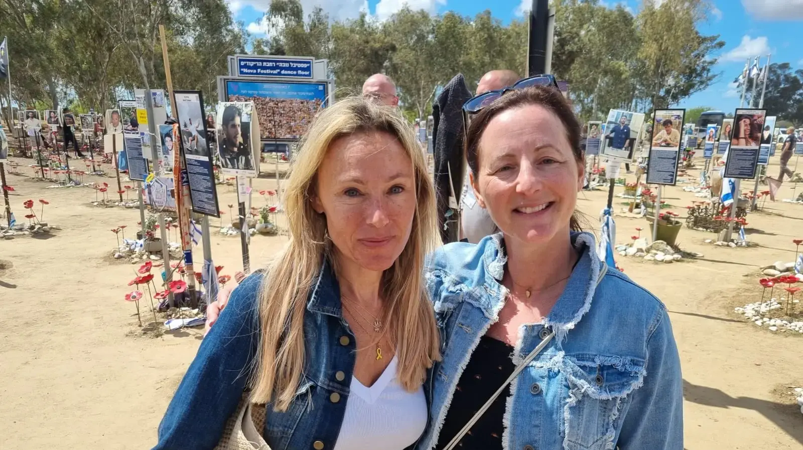 אלפים מאזרחי ישראל הגיעו לעוטף עזה כדי לשמוע את העדויות ולהביע תמיכה  עם ישובי ותושבי העוטף. 14 באפריל 2025