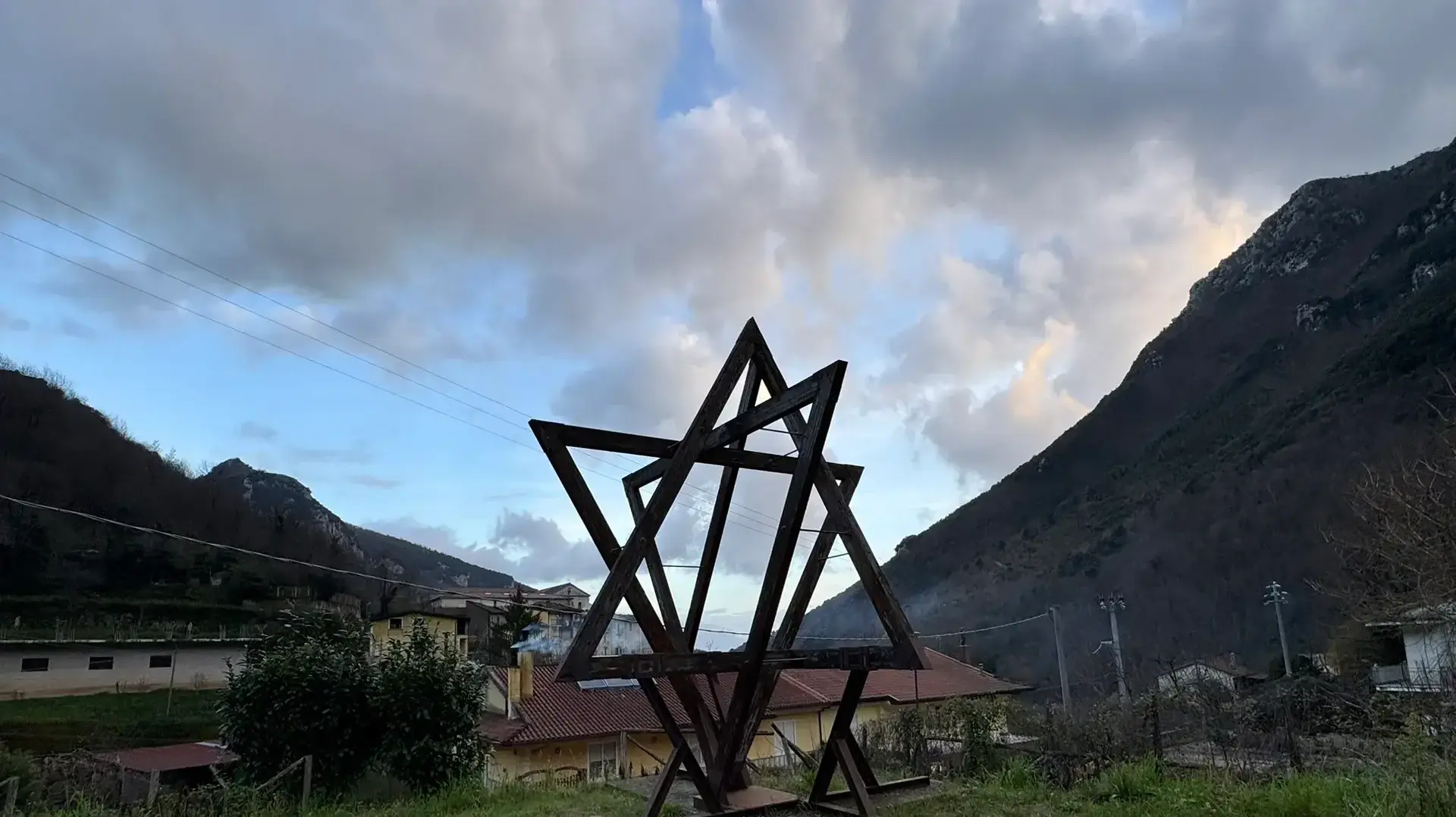 מגן הדוד הגדול מעל העיירה, המוזיאון לזיכרון ולשלום, קמפניה. 17 באפריל 2025 מגן הדוד הגדול מעל העיירה, המוזיאון לזיכרון ולשלום, קמפניה. 17 באפריל 2025