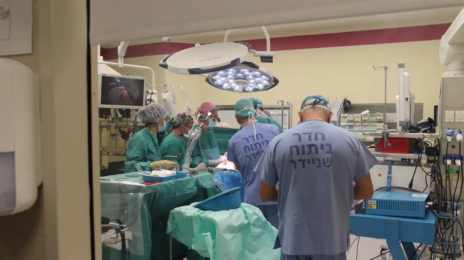 ניתוח רובוטי של ילד עם שלוש כליות ניתוח רובוטי של ילד עם שלוש כליות