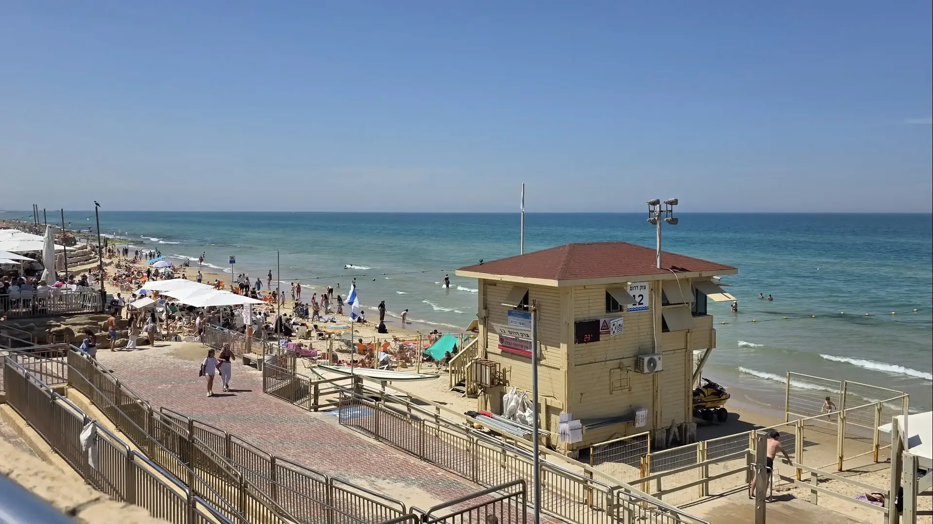 מתרחצים מבלים בים, חוף הצוק, 18 באפריל 2025