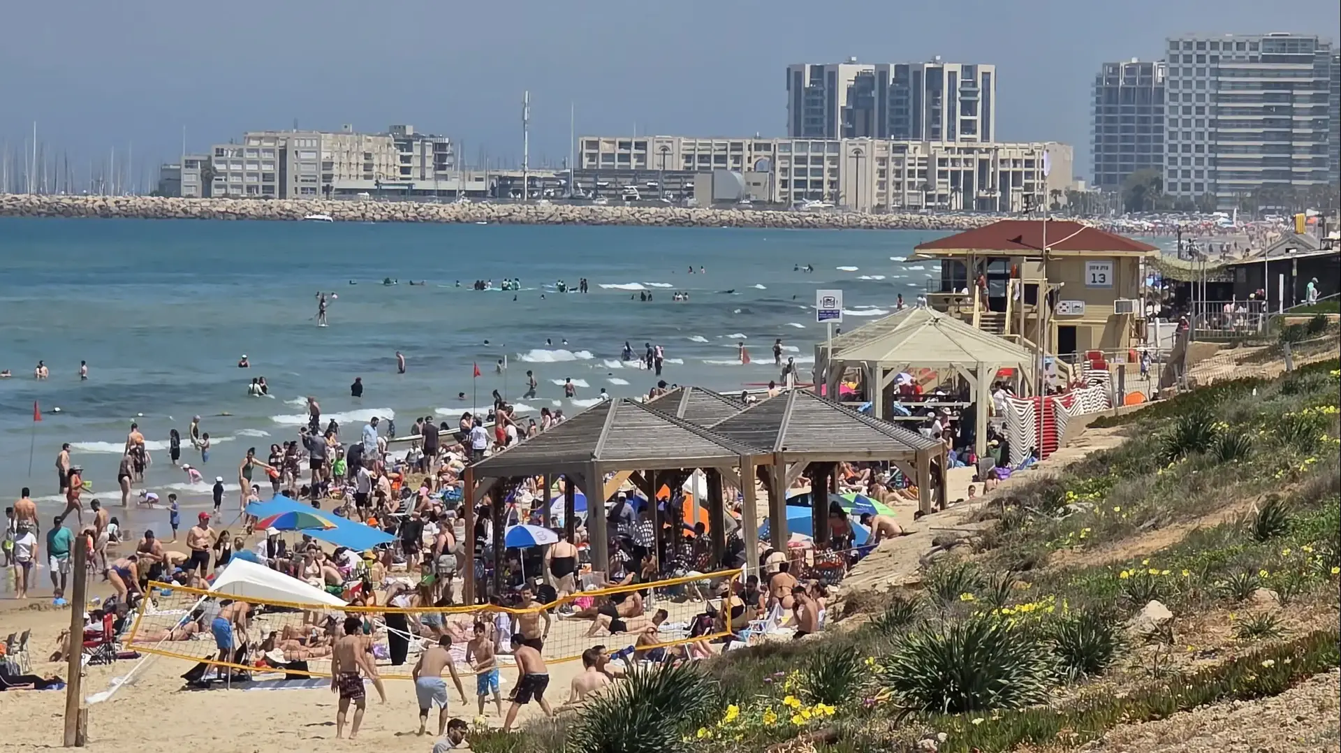 מתרחצים מבלים בים, חוף הצוק, 18 באפריל 2025