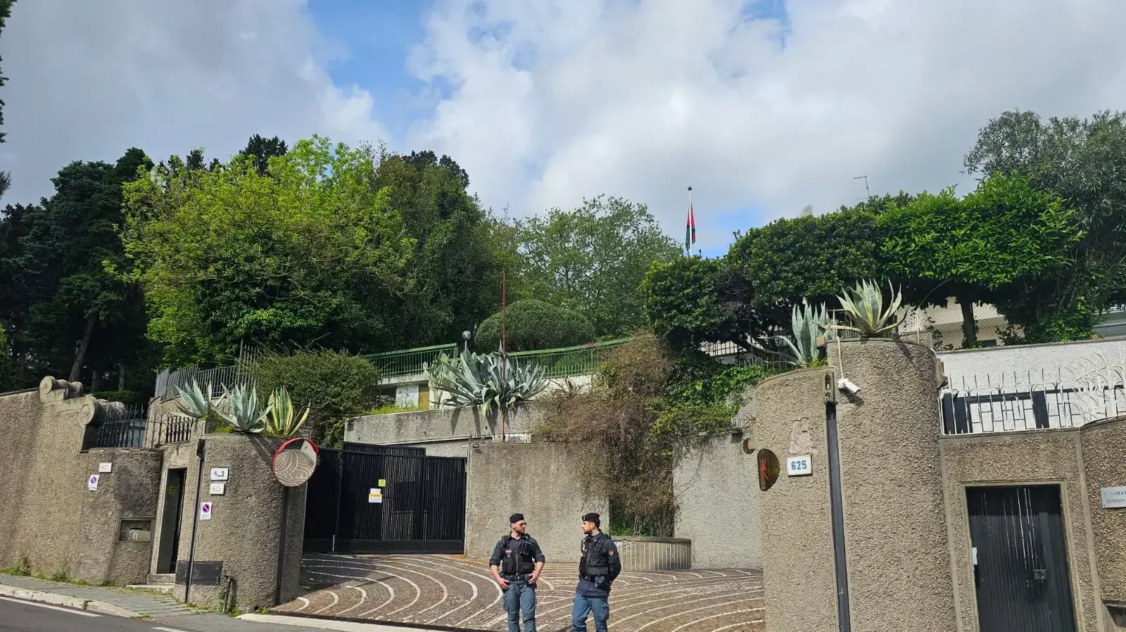 שר החוץ האיראני עבאס עראקג'י מגיע לשגרירות עומאן ברומא לקראת סבב השיחות עם ארה"ב