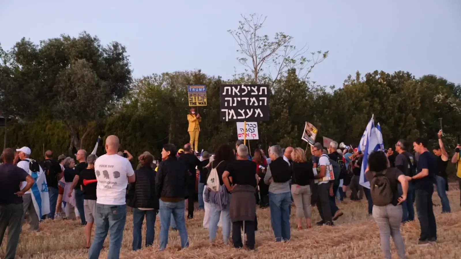 מפגינים לקראת הגעת רה"מ נתניהו לביקור במושב מזור, 19 באפריל 2025 מפגינים לקראת הגעת רה"מ נתניהו לביקור במושב מזור, 19 באפריל 2025