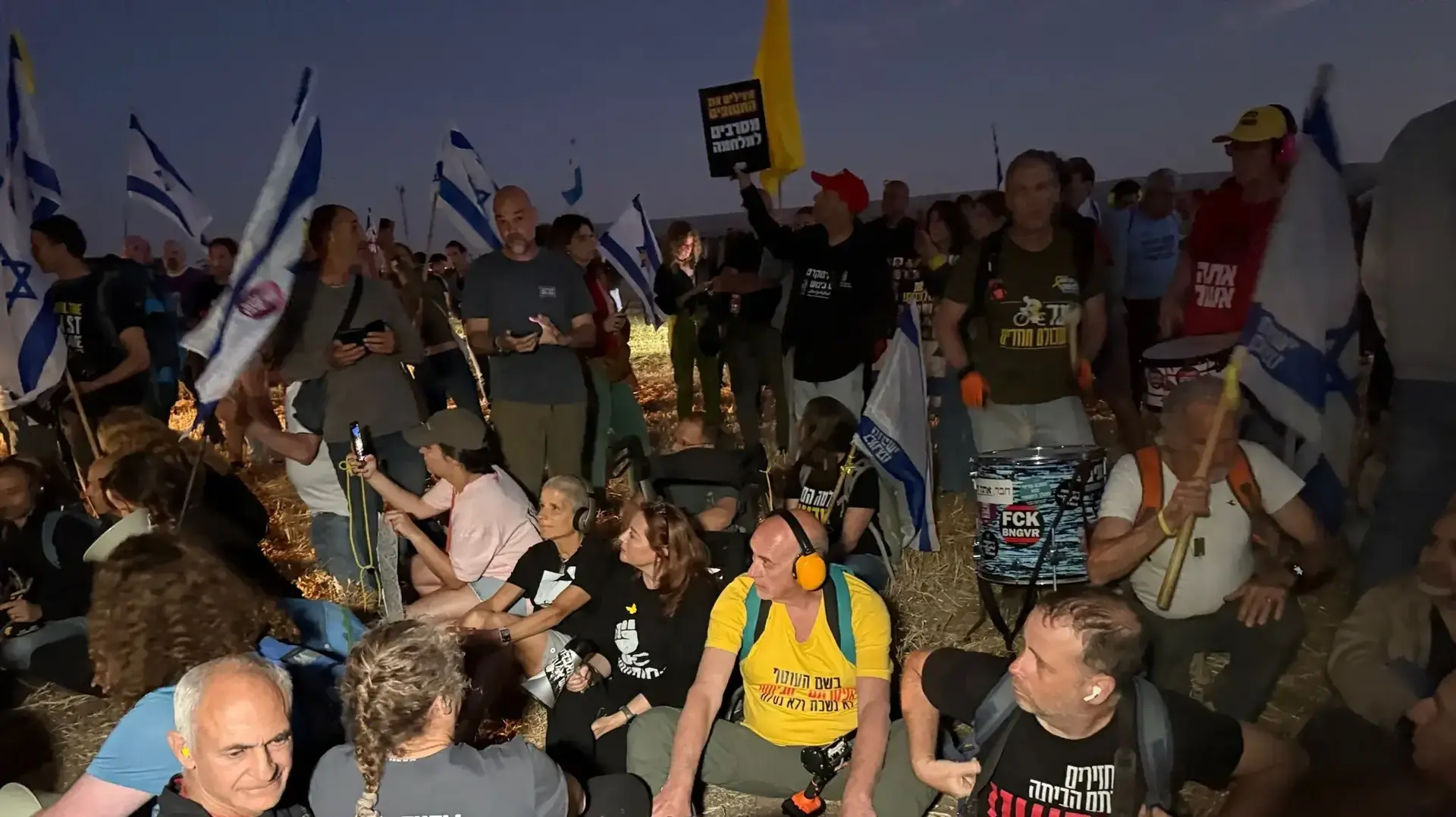 מפגינים לקראת הגעת רה"מ נתניהו לביקור במושב מזור, 19 באפריל 2025 מפגינים לקראת הגעת רה"מ נתניהו לביקור במושב מזור, 19 באפריל 2025