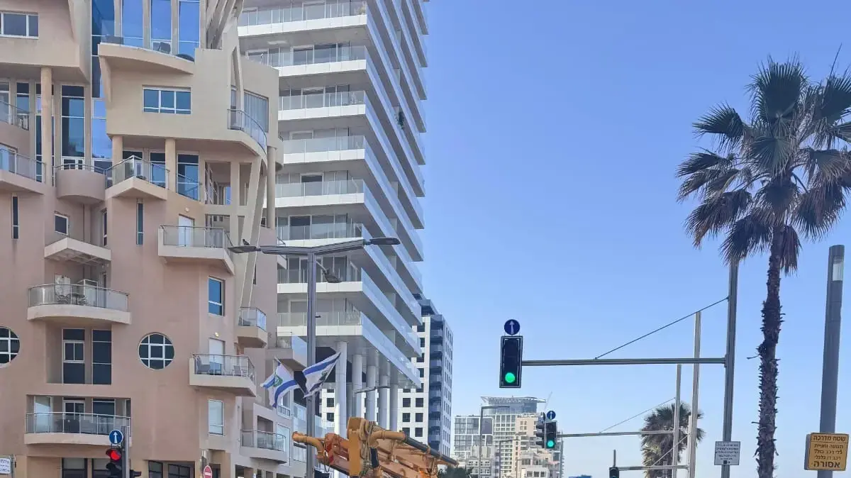 בולען נפער בכביש: שוטרים מבצעים חסימת צירים והכוונת תנועה בציר הרברט סמואל בתל אביב בולען נפער בכביש: שוטרים מבצעים חסימת צירים והכוונת תנועה בציר הרברט סמואל בתל אביב