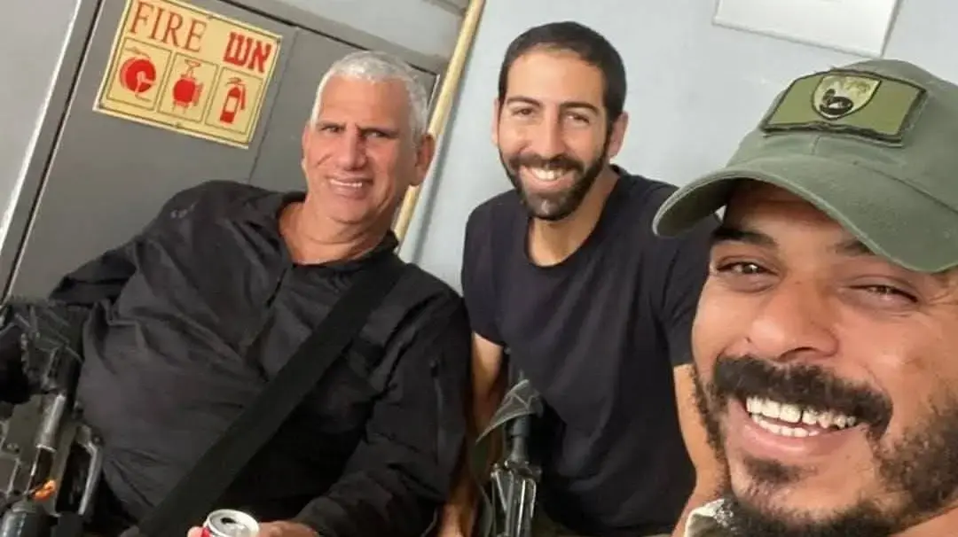 רס״ב גאלב אל נסאסרה בתמונה עם שני הרבשצי"ם שנפלו בשבעה באוקטובר: אילן פיורנטינו מנחל עוז ואריק קראוניק מבארי רס״ב גאלב אל נסאסרה בתמונה עם שני הרבשצי"ם שנפלו בשבעה באוקטובר: אילן פיורנטינו מנחל עוז ואריק קראוניק מבארי