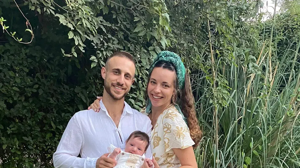 ישי סלוטקי עם אשתו אביה ובתם בארי-שחר ישי סלוטקי עם אשתו אביה ובתם בארי-שחר