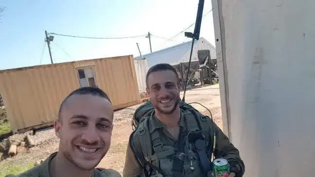 ישי סלוטקי (מימין) ואחיו התאום יונתן ישי סלוטקי (מימין) ואחיו התאום יונתן