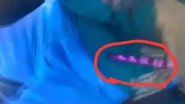 הדוקרן שנתפס ברשות החשודה, באמצעותו דקרה את השוטר בפניו הדוקרן שנתפס ברשות החשודה, באמצעותו דקרה את השוטר בפניו
