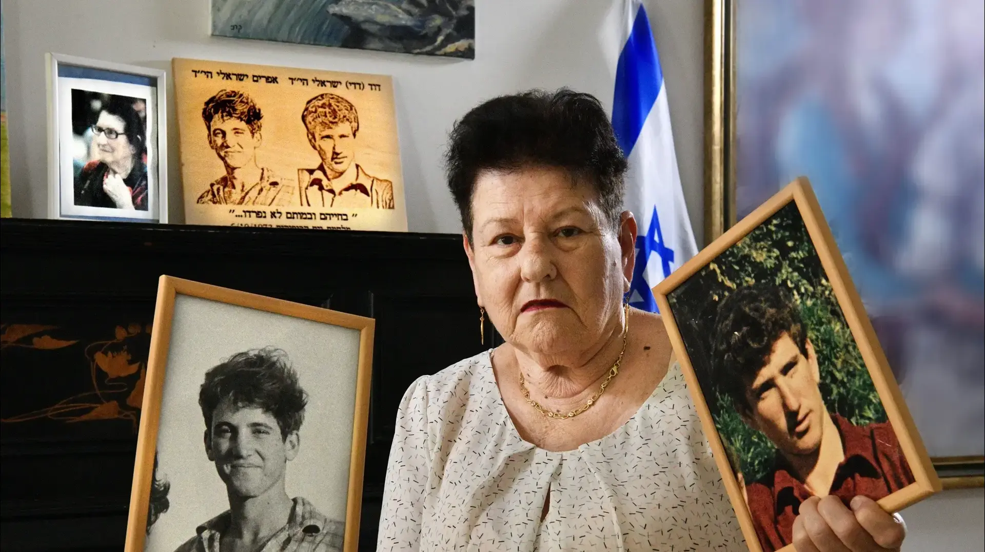 צופיה גמא עם תמונות אחיה אפרים ודדי ישראלי צופיה גמא עם תמונות אחיה אפרים ודדי ישראלי