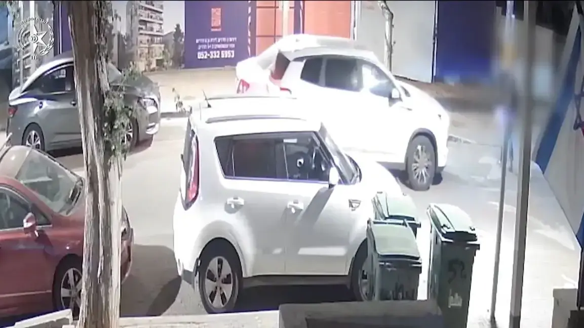 נקשר לכיסא ברזל, הוכה ואוים: "נחתוך לך את הרגליים והאצבעות" נקשר לכיסא ברזל, הוכה ואוים: "נחתוך לך את הרגליים והאצבעות"