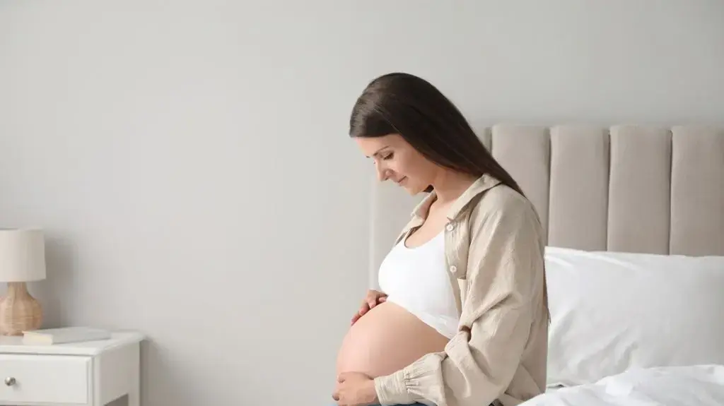 אישה צעירה בהיריון אישה צעירה בהיריון