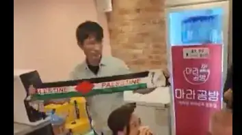 שגריר ישראל בקוריאה הדרומית מותקף על ידי מוחים פרו פלסטינים