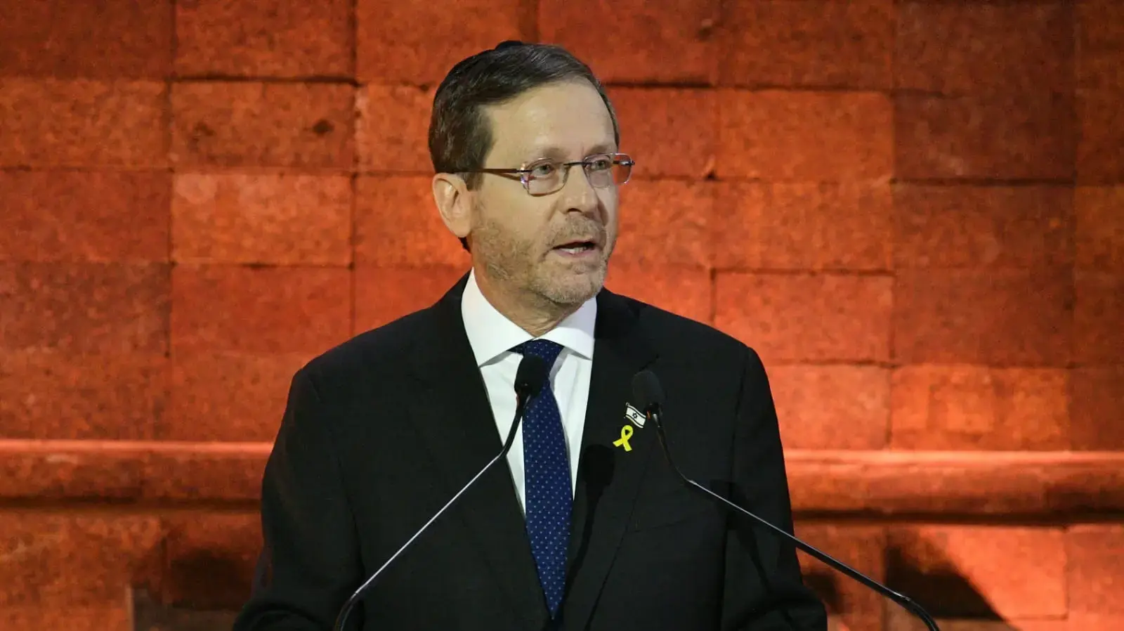 נשיא המדינה יצחק הרצוג בעצרת הפתיחה הממלכתית ליום הזיכרון לשואה,יד ושם ירושלים, 23 באפריל 2025 נשיא המדינה יצחק הרצוג בעצרת הפתיחה הממלכתית ליום הזיכרון לשואה,יד ושם ירושלים, 23 באפריל 2025