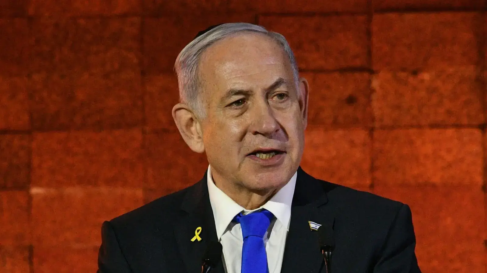 ראש הממשלה בנימין נתניהו בעצרת הפתיחה הממלכתית ליום הזיכרון לשואה, יד ושם ירושלים, 23 באפריל 2025 ראש הממשלה בנימין נתניהו בעצרת הפתיחה הממלכתית ליום הזיכרון לשואה, יד ושם ירושלים, 23 באפריל 2025