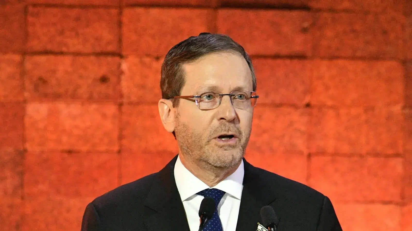 נשיא המדינה יצחק הרצוג בעצרת הפתיחה הממלכתית ליום הזיכרון לשואה,יד ושם ירושלים, 23 באפריל 2025 נשיא המדינה יצחק הרצוג בעצרת הפתיחה הממלכתית ליום הזיכרון לשואה,יד ושם ירושלים, 23 באפריל 2025