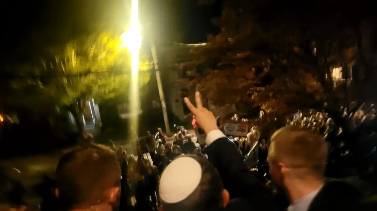 השר בן גביר מסמל V למפגינים פרו-פלסטינים מחוץ לכנס באוניברסיטת ייל השר בן גביר מסמל V למפגינים פרו-פלסטינים מחוץ לכנס באוניברסיטת ייל