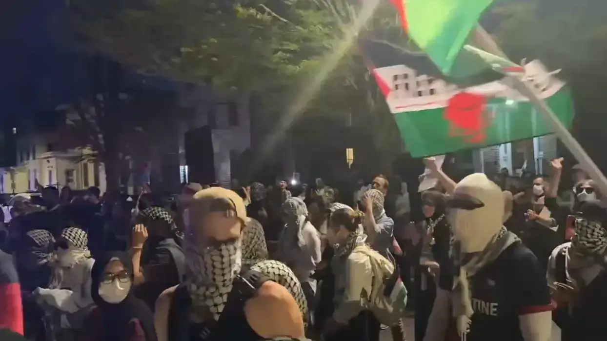 ביציאה מכנס באוניברסיטת ייל התייצבו מאות מפגינים פרו-פלסטינים ביציאה מכנס באוניברסיטת ייל התייצבו מאות מפגינים פרו-פלסטינים