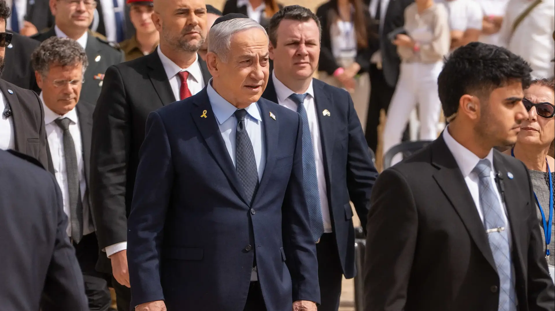ראש הממשלה בנימין נתניהו בטקס הנחת הזרים לזכר קורבנות השואה ב״יד ושם״, 24 באפריל 2025 ראש הממשלה בנימין נתניהו בטקס הנחת הזרים לזכר קורבנות השואה ב״יד ושם״, 24 באפריל 2025
