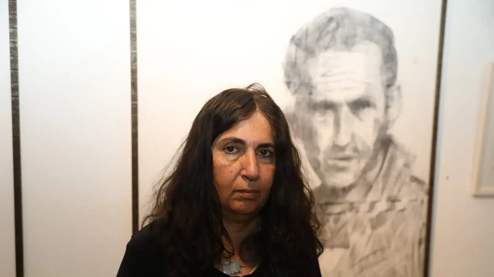 ורד וספי צברי עם תמונת אביה יואב וספי ורד וספי צברי עם תמונת אביה יואב וספי