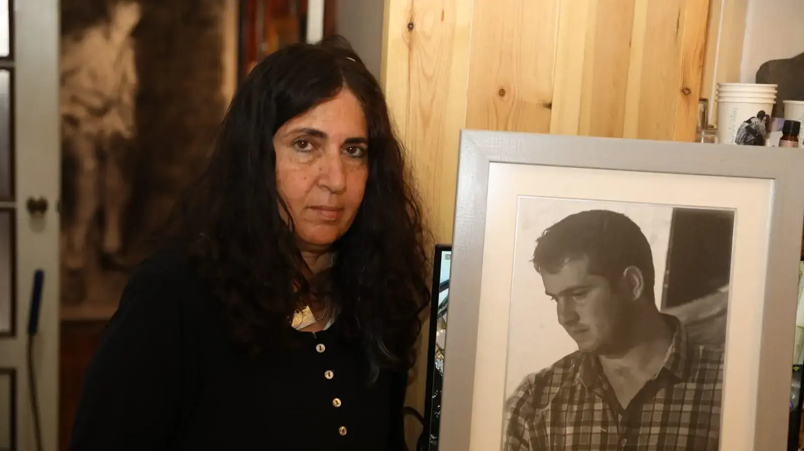 ורד וספי צברי עם תמונת בנה ארנון בנבנסטי וספי ורד וספי צברי עם תמונת בנה ארנון בנבנסטי וספי