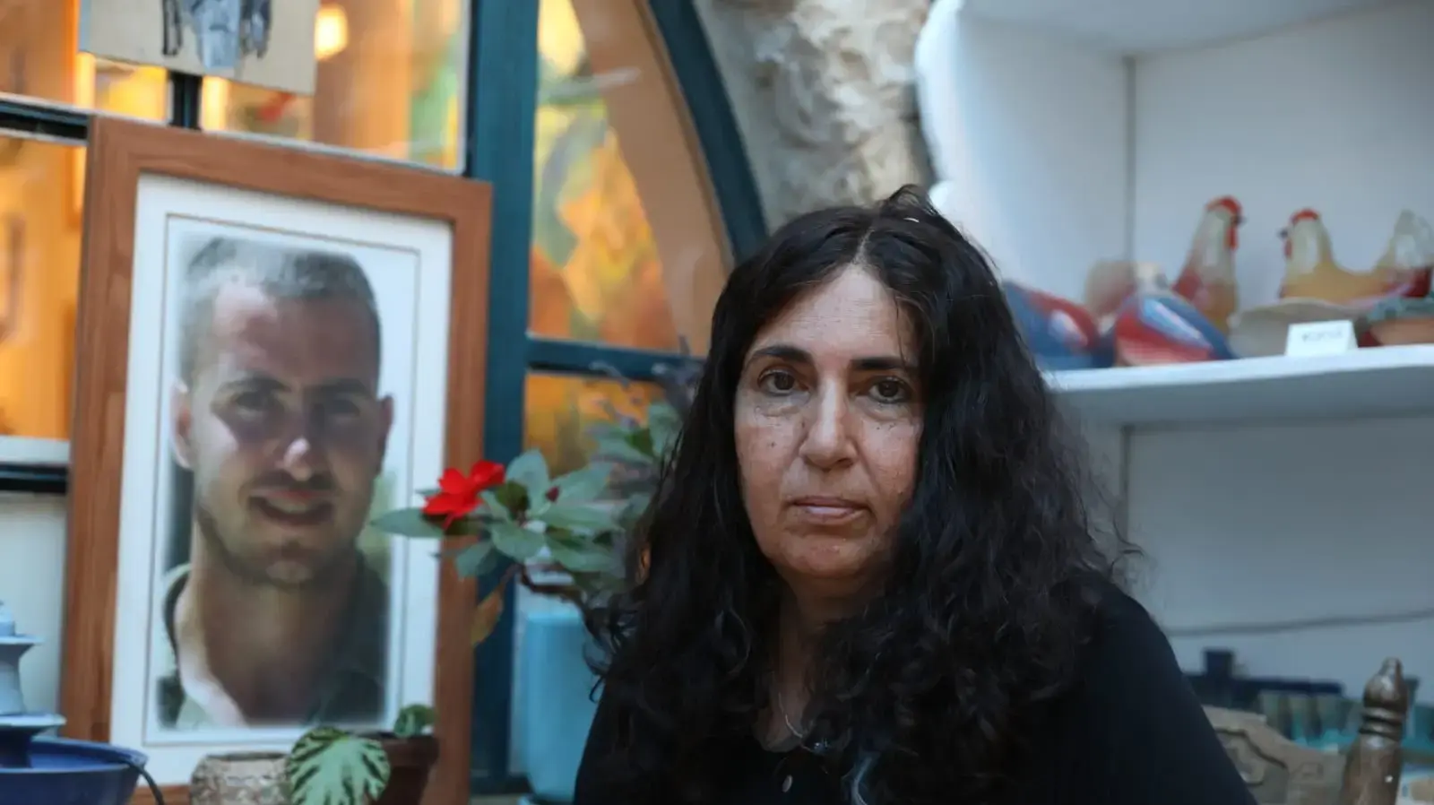 ורד וספי צברי עם תמונת בנה ארנון בנבנסטי וספי ורד וספי צברי עם תמונת בנה ארנון בנבנסטי וספי