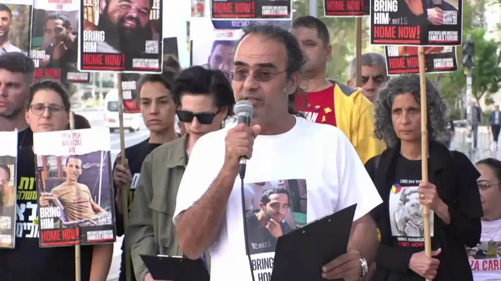 יהודה כהן אביו של נמרוד כהן החטוף בעזה, בהצהרת משפחות החטופים בשער בגין הקרייה, 26 באפריל 2025