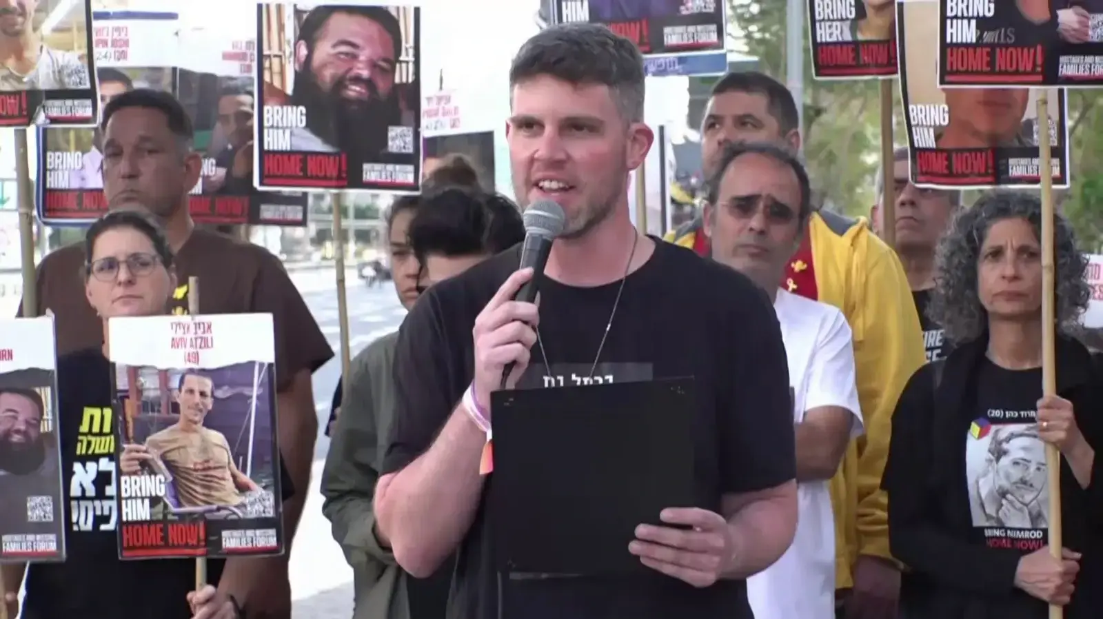 גיל דיקמן, בן דודה של כרמל גת שנרצחה בשבי, בהצהרת משפחות החטופים בשער בגין הקרייה, 26 באפריל 2025