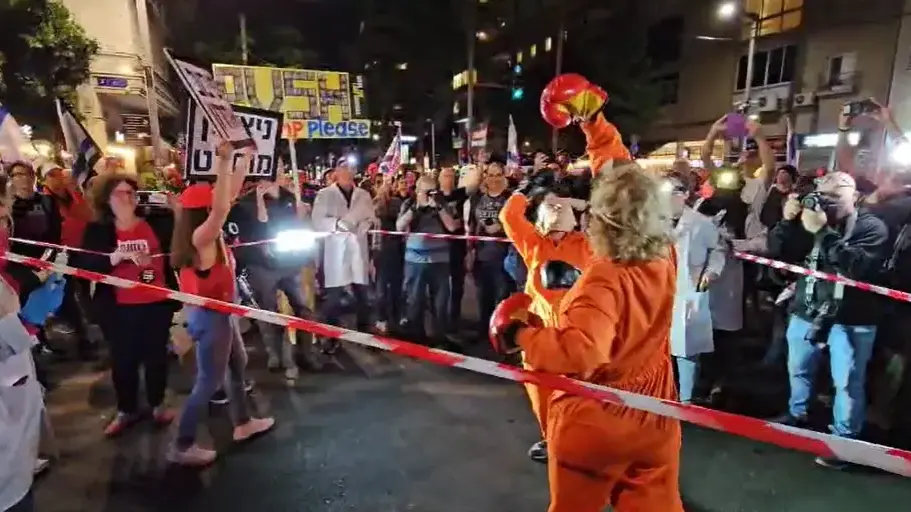 מיצג מפגינים בדמויותיהם של בנימין ושרה נתניהו, הפגנה ברחוב בגין תל אביב, 26 באפריל 2025 מיצג מפגינים בדמויותיהם של בנימין ושרה נתניהו, הפגנה ברחוב בגין תל אביב, 26 באפריל 2025