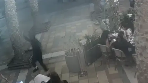 דר רחוב משליך אבן לעבר עובדת מסעדה באילת. 27 באפריל 2025 דר רחוב משליך אבן לעבר עובדת מסעדה באילת. 27 באפריל 2025