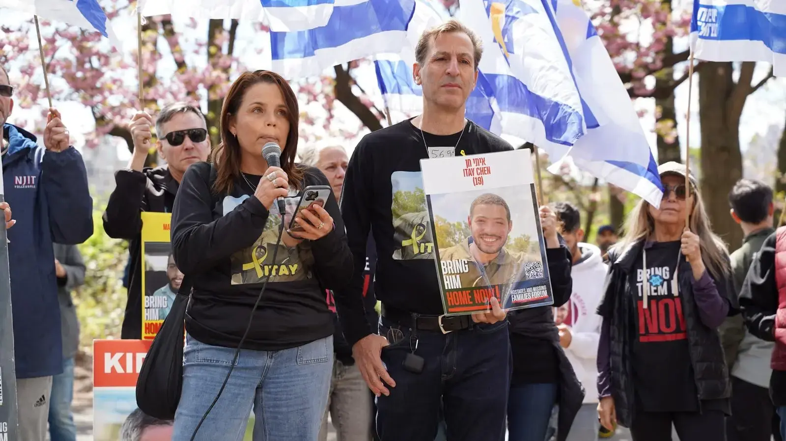 הפגנת משפחותיהם של חטופים משוחררים ומוחזקים אזרחים אמריקאים, סנטרל פארק ניו יורק, 27 באפריל 2025 הפגנת משפחותיהם של חטופים משוחררים ומוחזקים אזרחים אמריקאים, סנטרל פארק ניו יורק, 27 באפריל 2025
