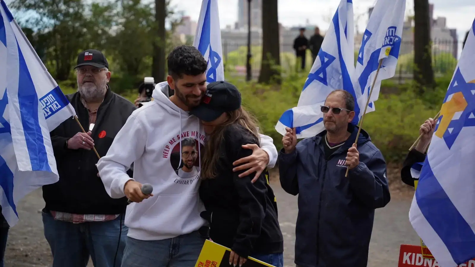הפגנת משפחותיהם של חטופים משוחררים ומוחזקים אזרחים אמריקאים, סנטרל פארק ניו יורק, 27 באפריל 2025 הפגנת משפחותיהם של חטופים משוחררים ומוחזקים אזרחים אמריקאים, סנטרל פארק ניו יורק, 27 באפריל 2025