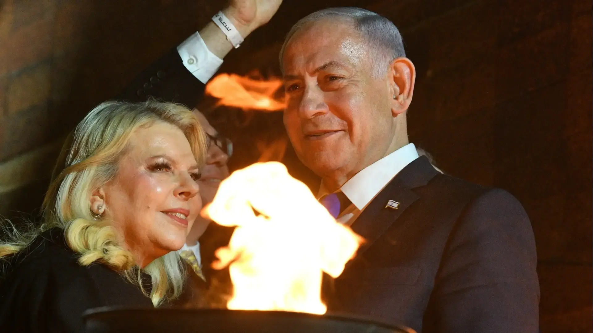 רה"מ בנימין נתניהו עם רעייתו שרה, טקס יום השואה, יד ושם, 23 באפריל 2025 רה"מ בנימין נתניהו עם רעייתו שרה, טקס יום השואה, יד ושם, 23 באפריל 2025