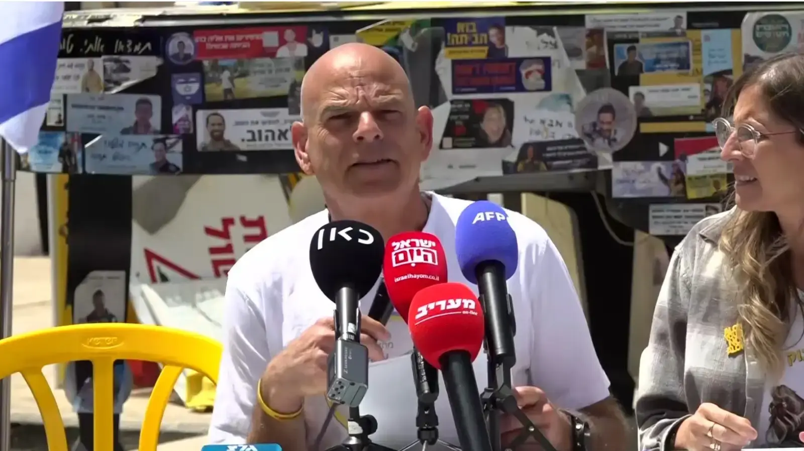קובי אהל, אביו של החטוף אלון אהל בהצהרה לתקשורת, כיכר החטופים, 28 באפריל 2025 קובי אהל, אביו של החטוף אלון אהל בהצהרה לתקשורת, כיכר החטופים, 28 באפריל 2025