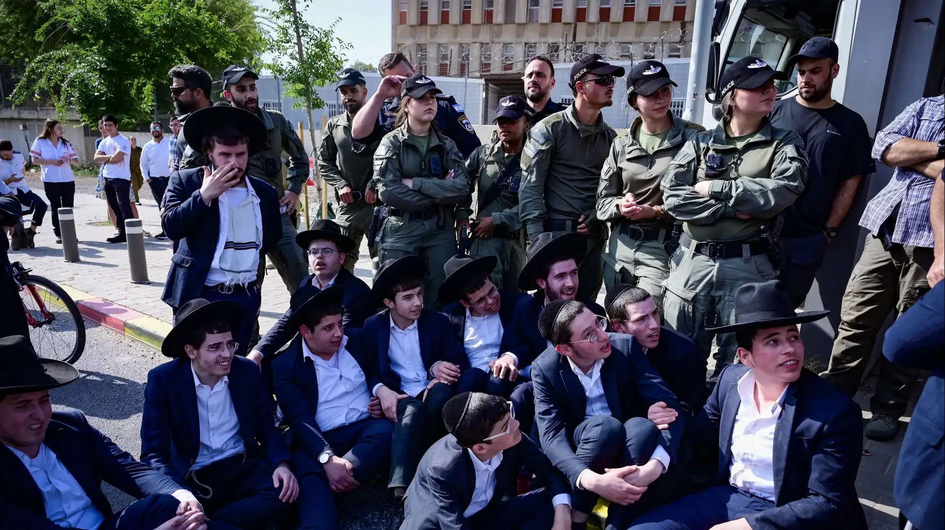 מפגינים מהפלג הירושלמי נגד גיוס לצה"ל, בקו"ם תל השומר, 28 באפריל 2025 מפגינים מהפלג הירושלמי נגד גיוס לצה"ל, בקו"ם תל השומר, 28 באפריל 2025
