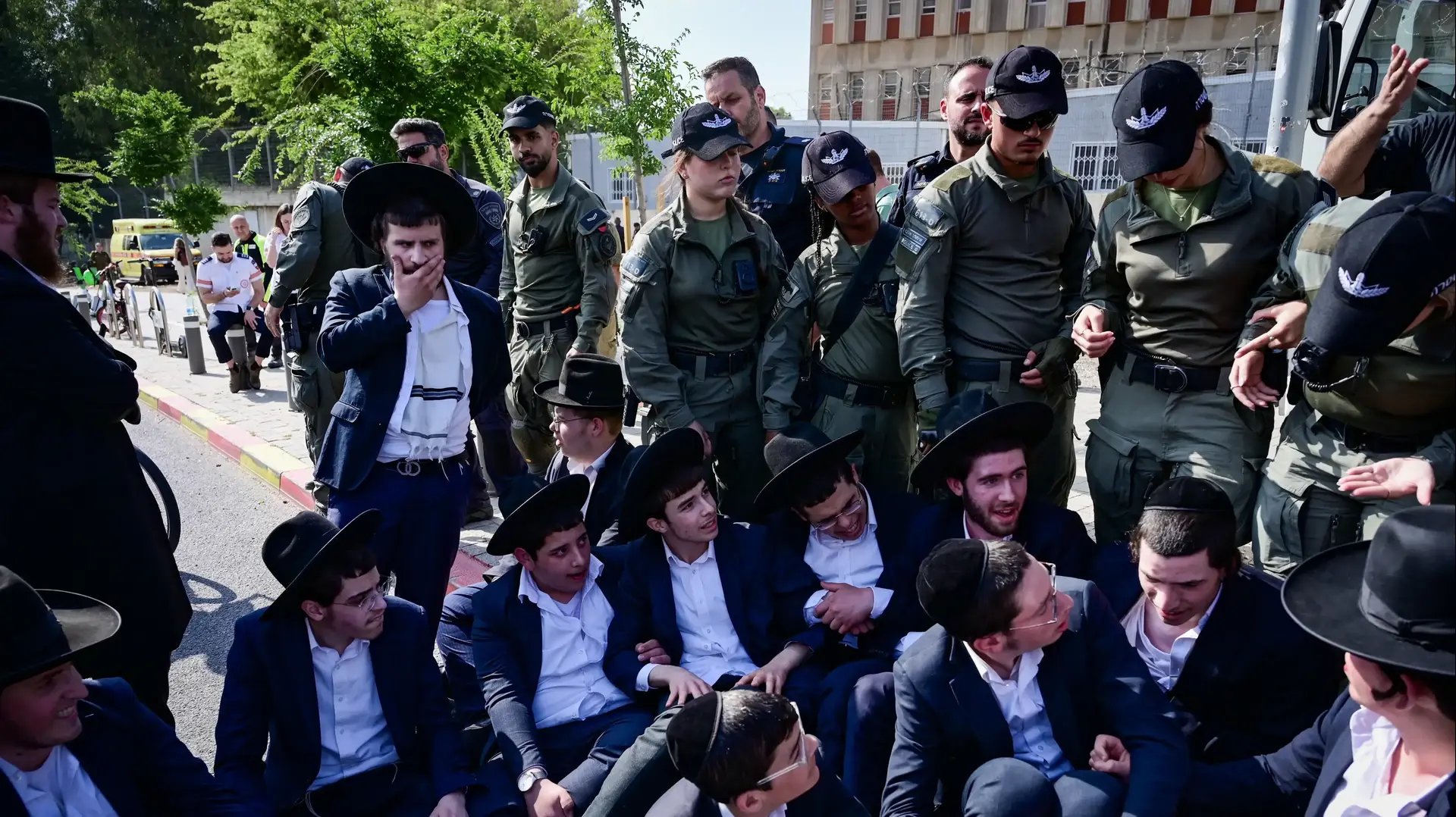 מפגינים מהפלג הירושלמי נגד גיוס לצה"ל, בקו"ם תל השומר, 28 באפריל 2025 מפגינים מהפלג הירושלמי נגד גיוס לצה"ל, בקו"ם תל השומר, 28 באפריל 2025
