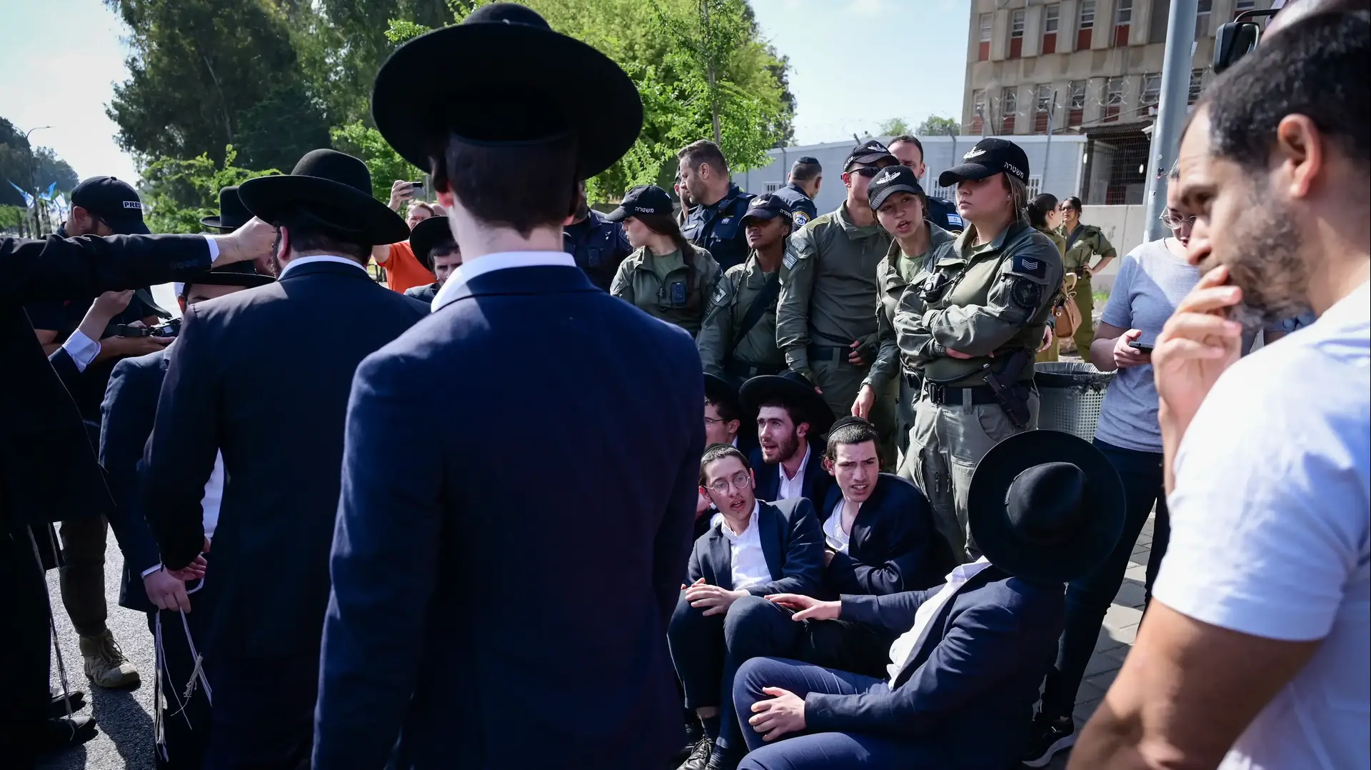 מפגינים מהפלג הירושלמי נגד גיוס לצה"ל, בקו"ם תל השומר, 28 באפריל 2025 מפגינים מהפלג הירושלמי נגד גיוס לצה"ל, בקו"ם תל השומר, 28 באפריל 2025