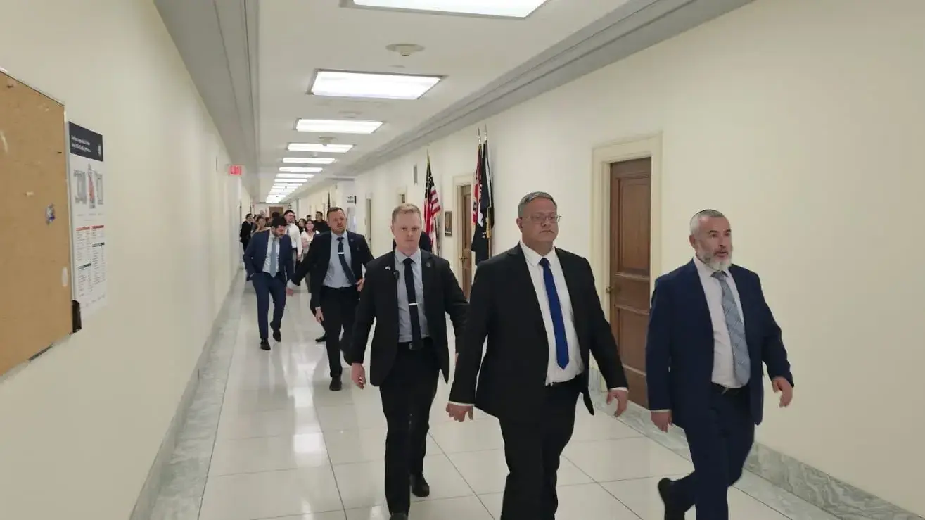 איתמר בן גביר מתעמת עם קבוצת מפגינים פרו-פלסטינים במהלך ביקורו בקונגרס האמריקני, 28 באפריל 2025 איתמר בן גביר מתעמת עם קבוצת מפגינים פרו-פלסטינים במהלך ביקורו בקונגרס האמריקני, 28 באפריל 2025