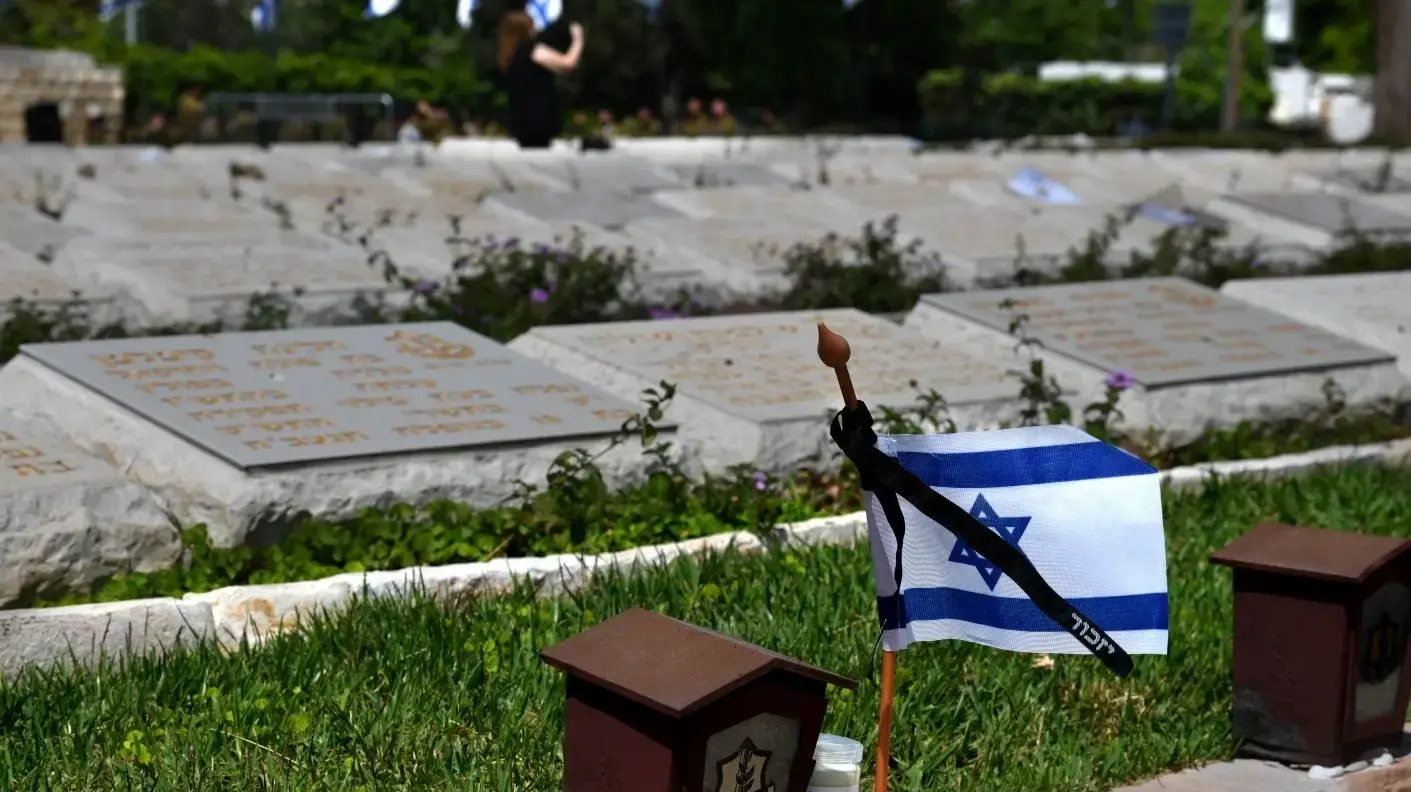 דגלי ישראל על קברי חיילים, לקראת טקס יום הזיכרון לחללי צה"ל, בית עלמין נחלת יצחק, 29 באפריל 2025 דגלי ישראל על קברי חיילים, לקראת טקס יום הזיכרון לחללי צה"ל, בית עלמין נחלת יצחק, 29 באפריל 2025