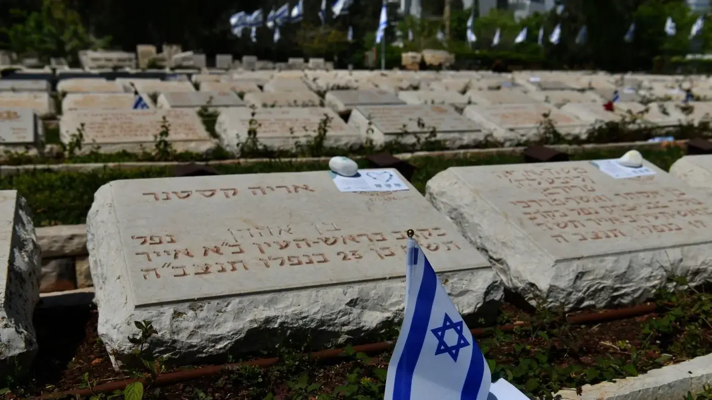 דגלי ישראל על קברי חיילים, לקראת טקס יום הזיכרון לחללי צה"ל, בית עלמין נחלת יצחק, 29 באפריל 2025 דגלי ישראל על קברי חיילים, לקראת טקס יום הזיכרון לחללי צה"ל, בית עלמין נחלת יצחק, 29 באפריל 2025
