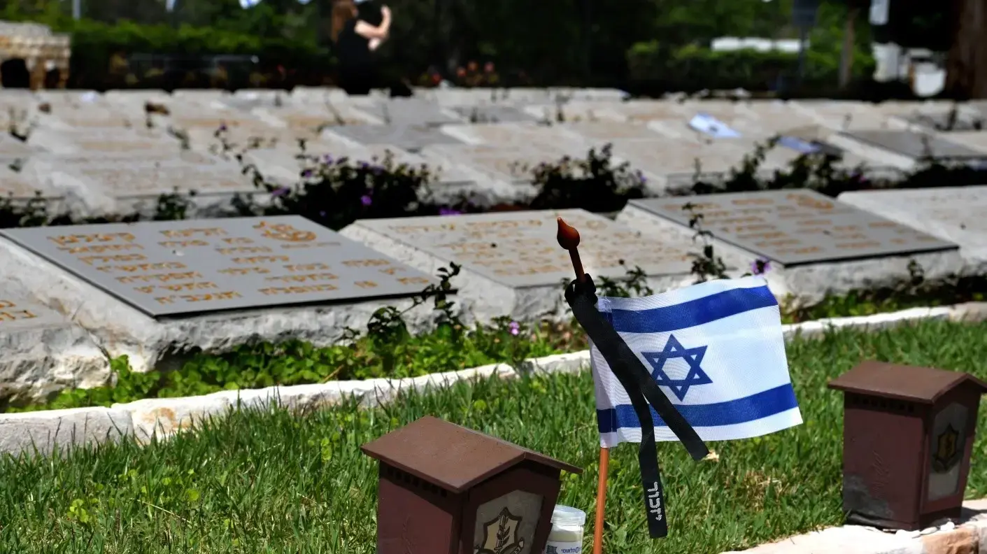 דגלי ישראל על קברי חיילים, לקראת טקס יום הזיכרון לחללי צה"ל, בית עלמין נחלת יצחק, 29 באפריל 2025 דגלי ישראל על קברי חיילים, לקראת טקס יום הזיכרון לחללי צה"ל, בית עלמין נחלת יצחק, 29 באפריל 2025