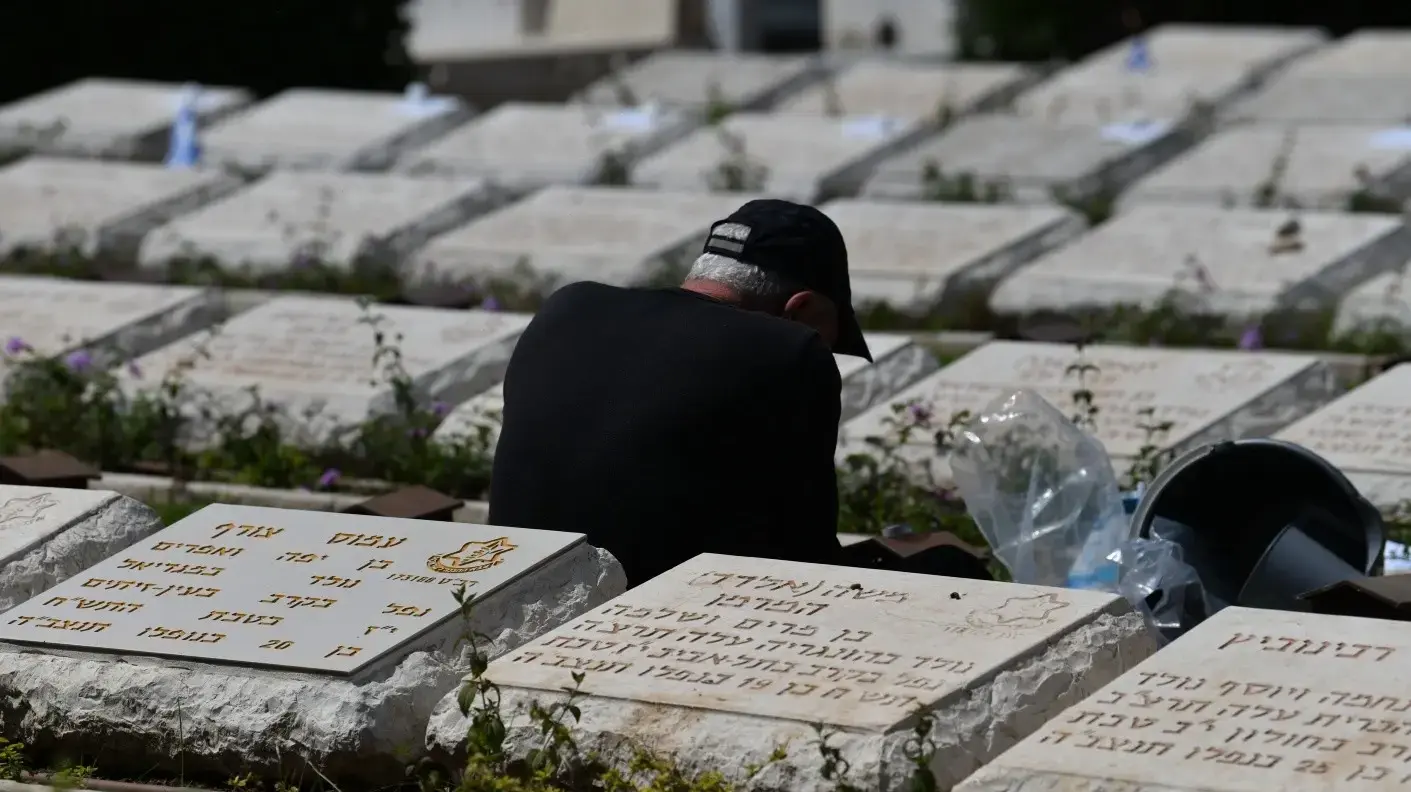 הכנות לקראת טקס יום הזיכרון לחללי צה"ל, בית עלמין נחלת יצחק, 29 באפריל 2025 הכנות לקראת טקס יום הזיכרון לחללי צה"ל, בית עלמין נחלת יצחק, 29 באפריל 2025