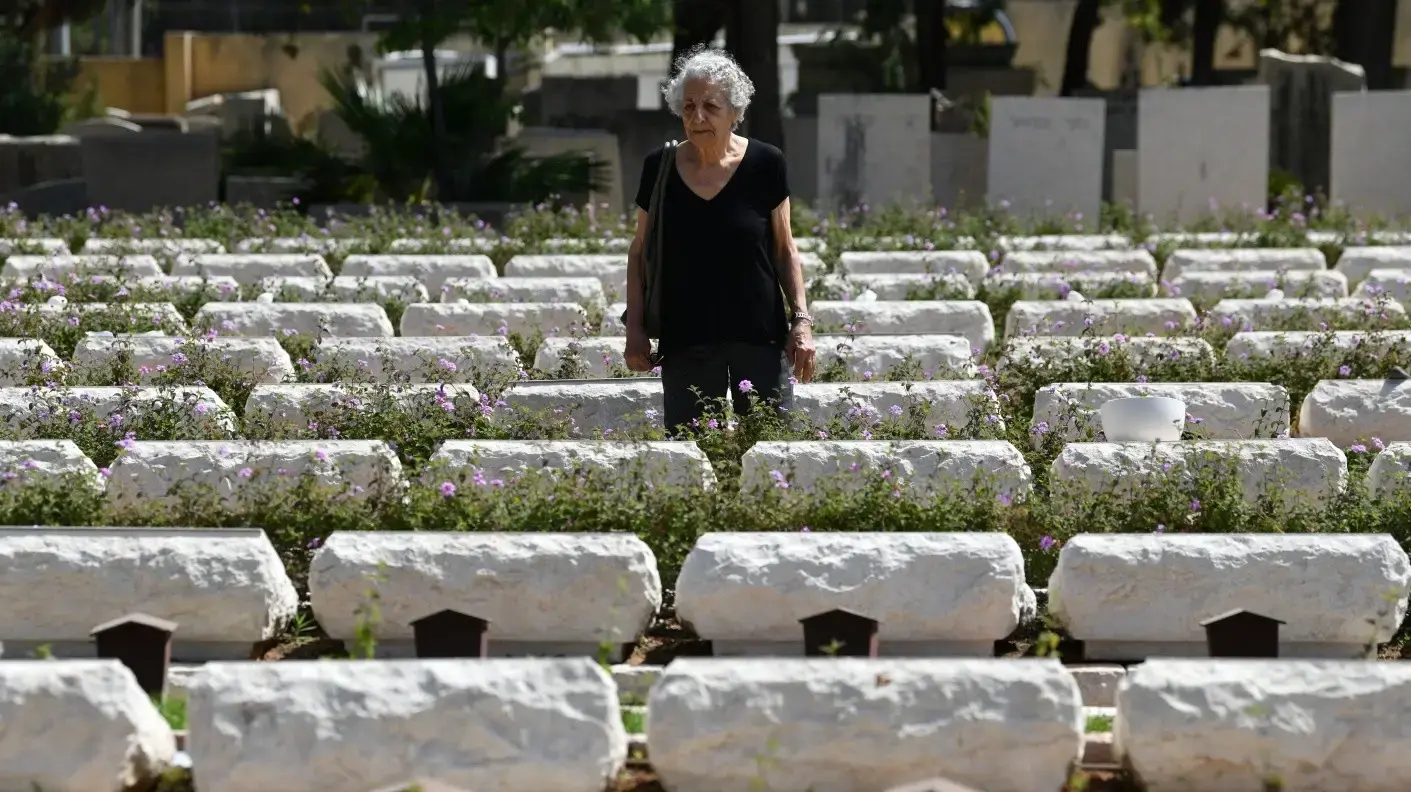 הכנות לקראת טקס יום הזיכרון לחללי צה"ל, בית עלמין נחלת יצחק, 29 באפריל 2025 הכנות לקראת טקס יום הזיכרון לחללי צה"ל, בית עלמין נחלת יצחק, 29 באפריל 2025