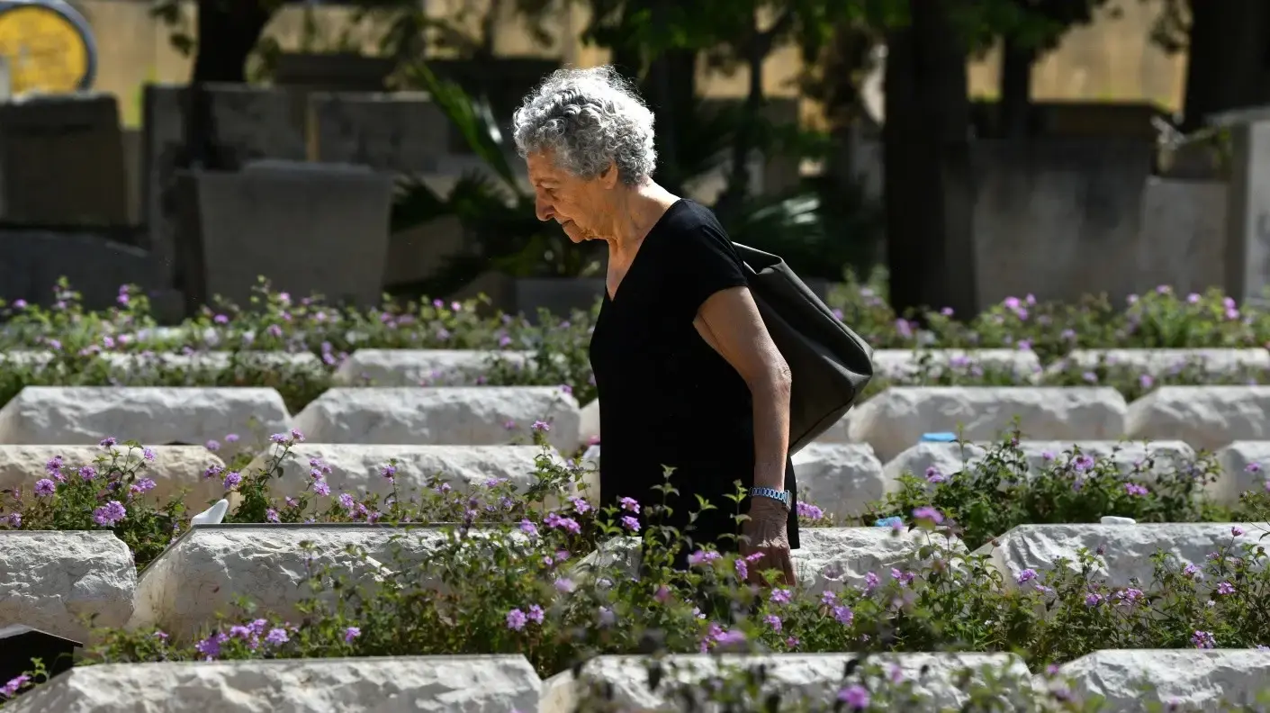 הכנות לקראת טקס יום הזיכרון לחללי צה"ל, בית עלמין נחלת יצחק, 29 באפריל 2025 הכנות לקראת טקס יום הזיכרון לחללי צה"ל, בית עלמין נחלת יצחק, 29 באפריל 2025